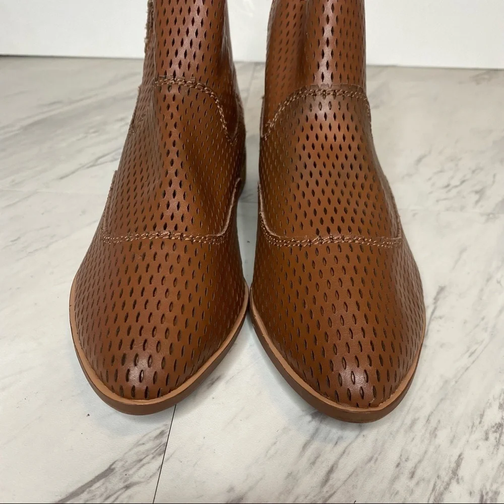 New! Kelsi Dagger KDB Alaska Brown Bootie 9